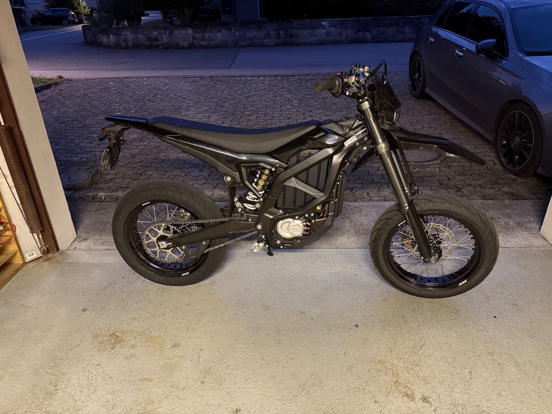 Sur-Ron Strada: Surron Ultra Bee Supermoto – Usato da Schänis venduto da sim_n9qh