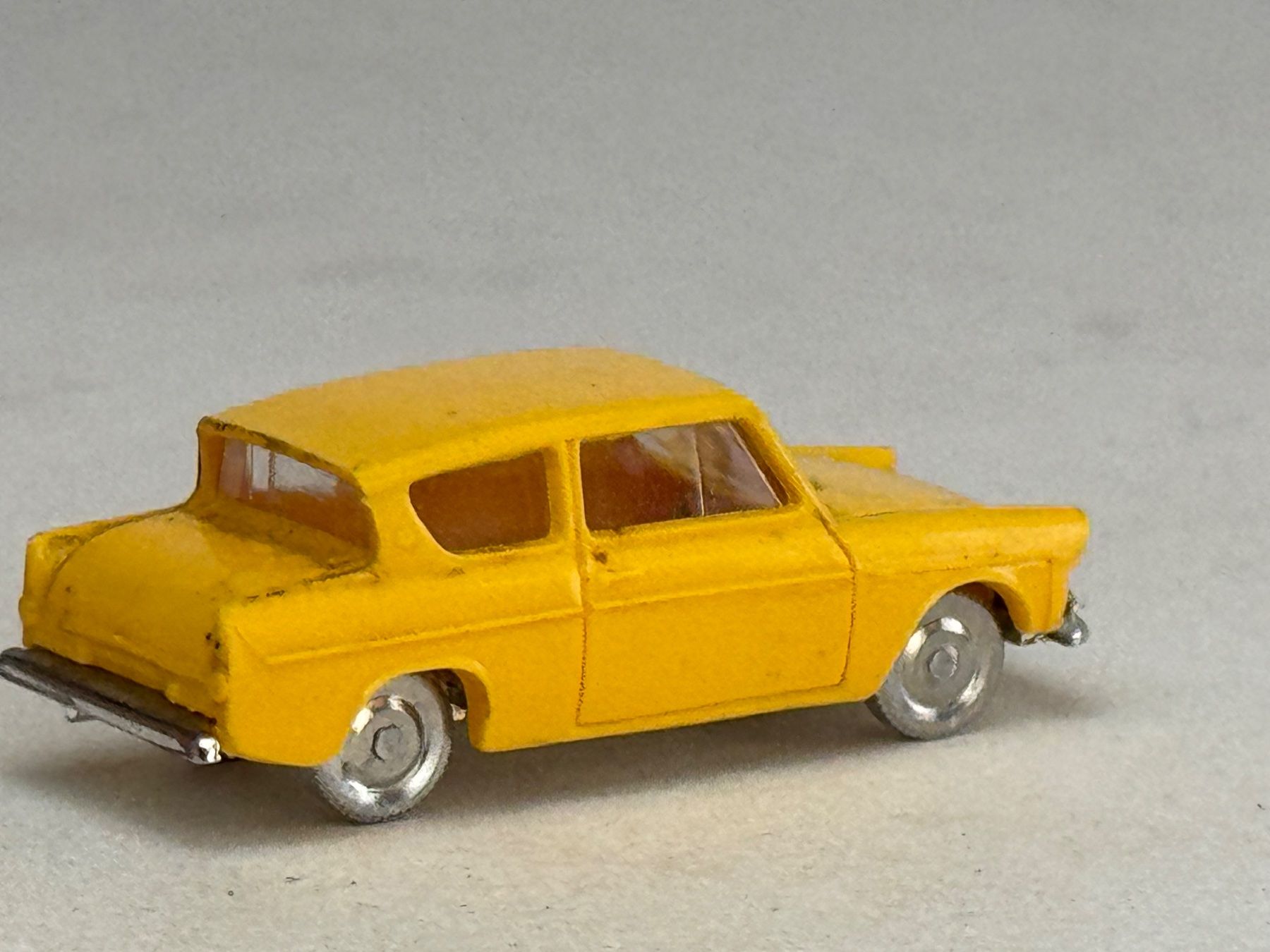 Ford Modellini d'auto: VE1- Minix Ford Anglia gelb – Usato da Elm venduto da Wikmtz 1