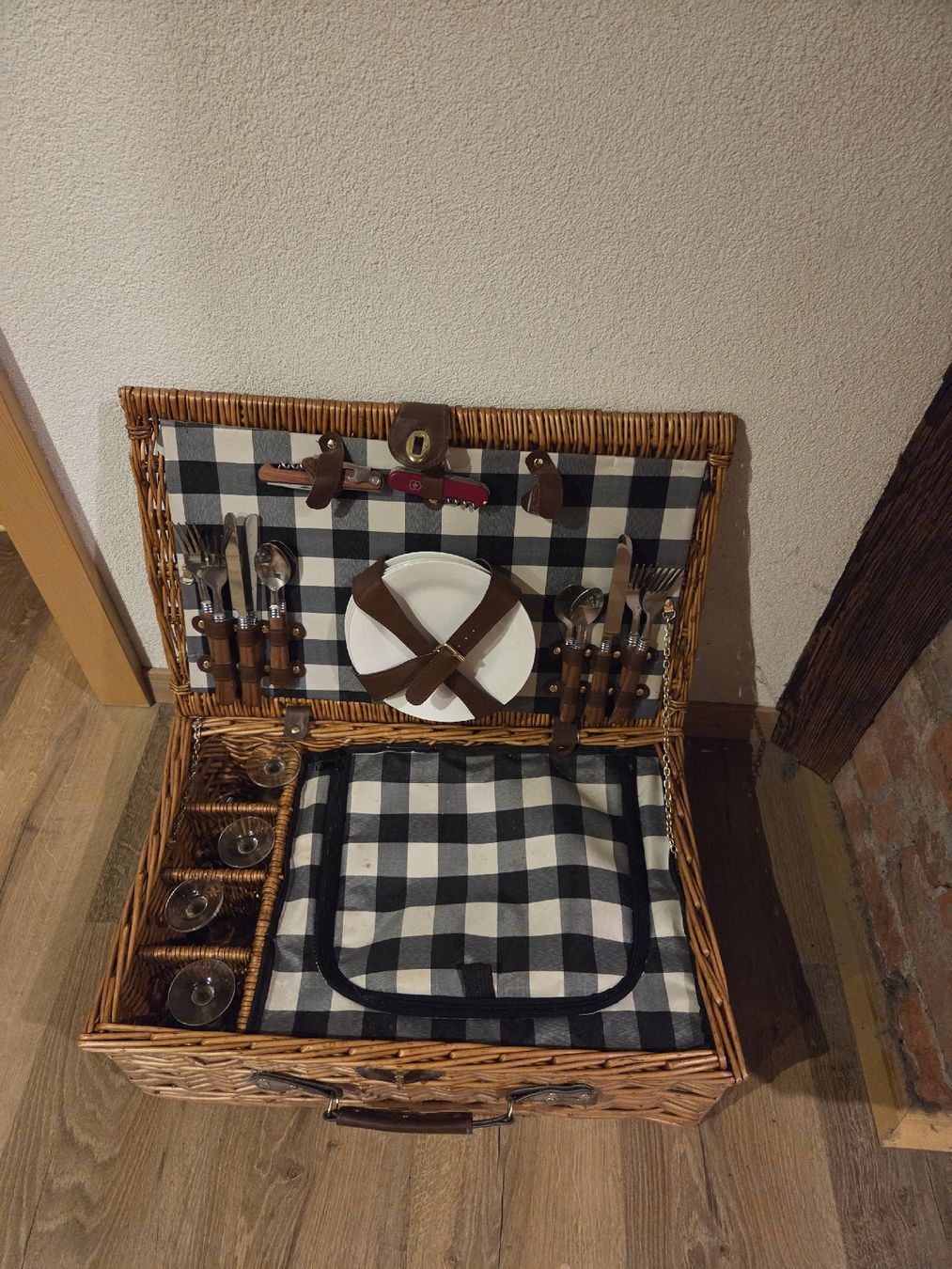 Set di piatti: Picknickkorb mit Kühlfach – Usato da Huttwil venduto da regula_1966