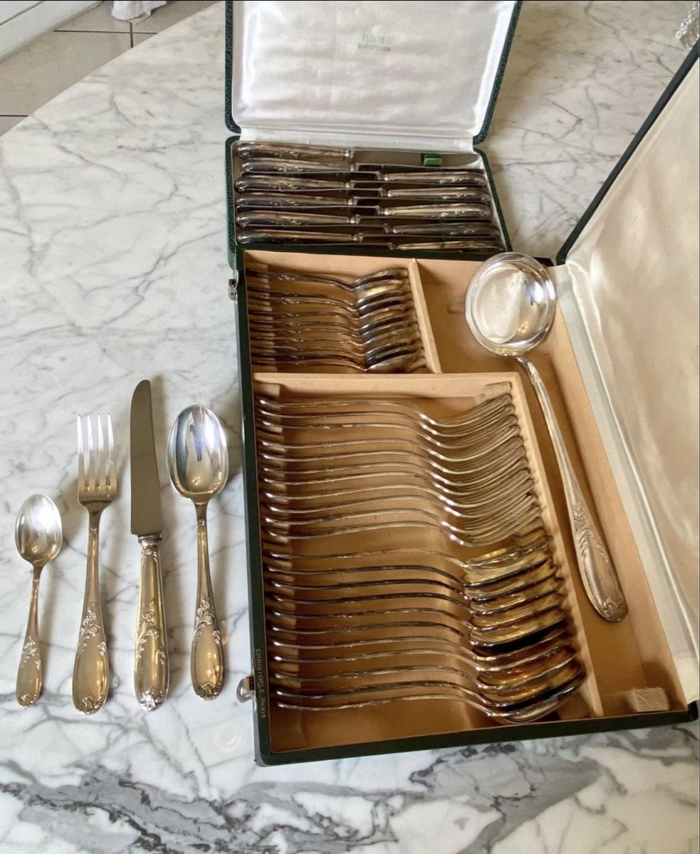Set di piatti: Ménagère en métal argenté – Usato da Genève venduto da Oscar-111 7