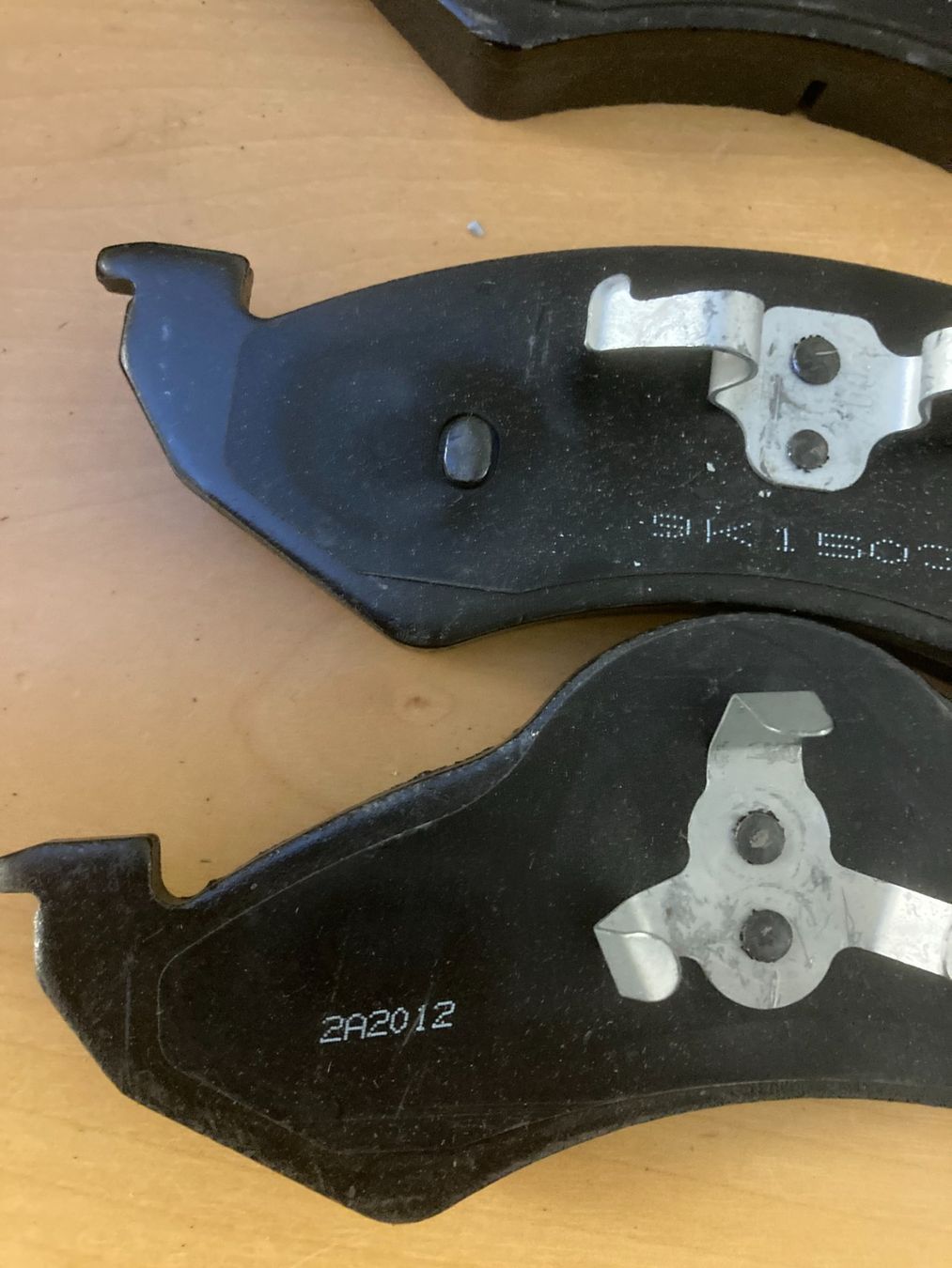 Dodge Tutti pezzi di ricambio auto: Dodge Durango Bremsklötze vorne Mopar 05016167AC – Nuovo e nell'imballaggio originale da Cham venduto da WB2223 1
