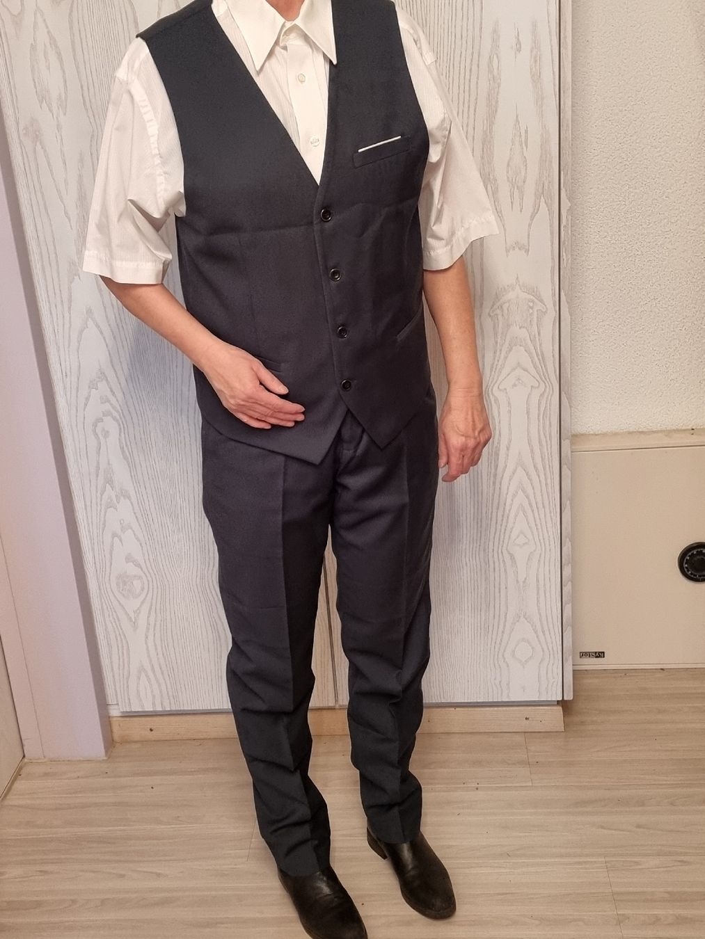 Anzüge: Herren Anzug mit Gilet – Neu und originalverpackt aus Uetendorf von .Eidgenosse. 4