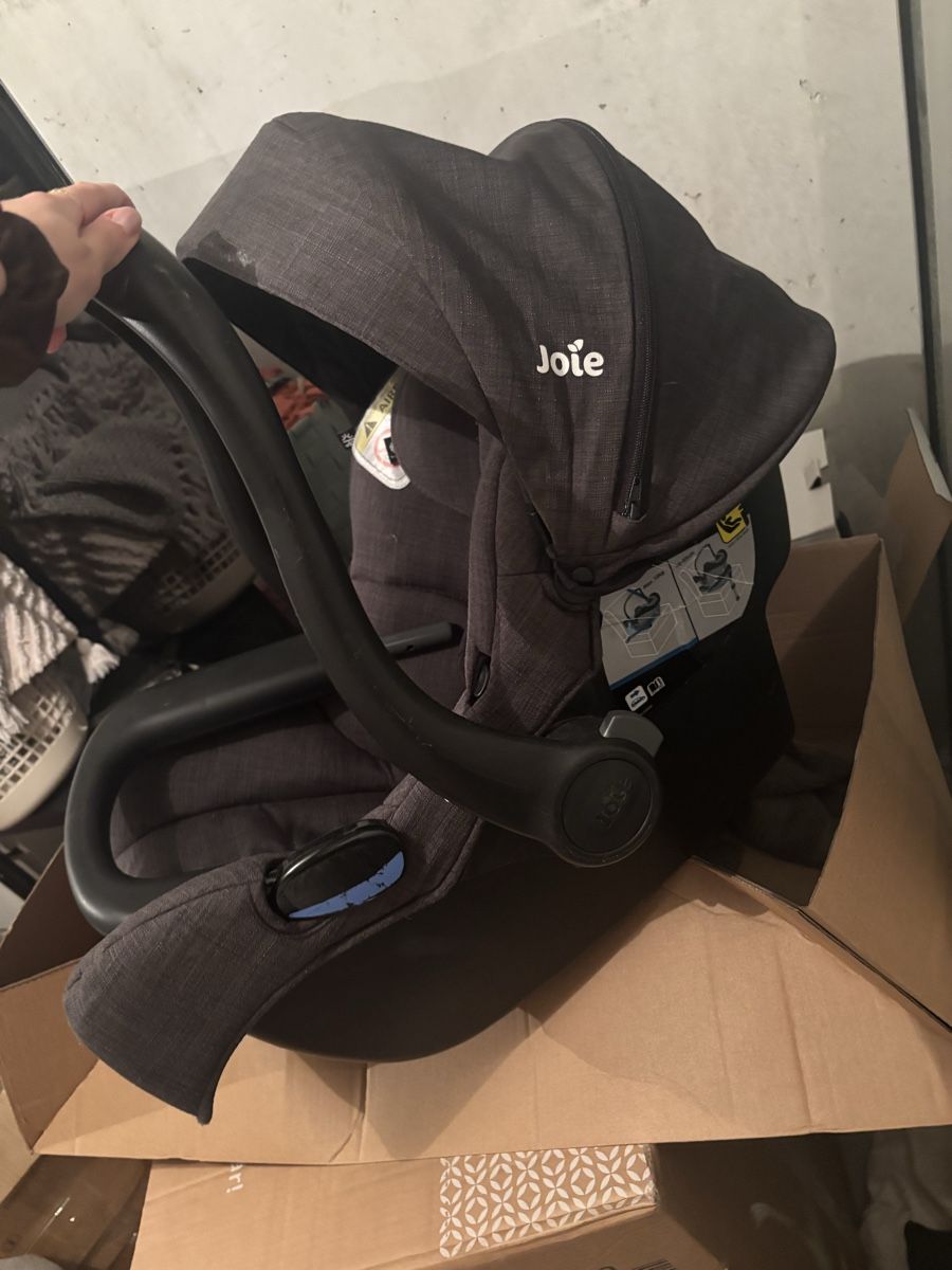 Joie Sièges auto: Joie Babyschale mit ISOFIX-Basis dunkelgrau – D'occasion à Rupperswil par xyzcr97