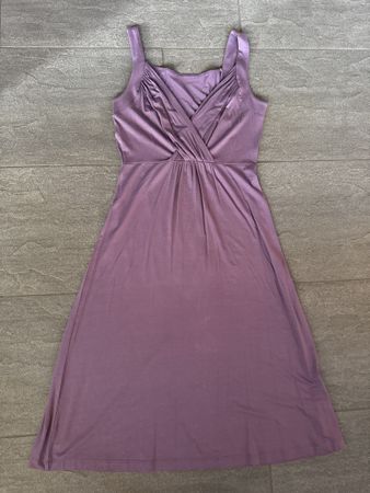 Schönes Sommerkleid in zartem Flieder