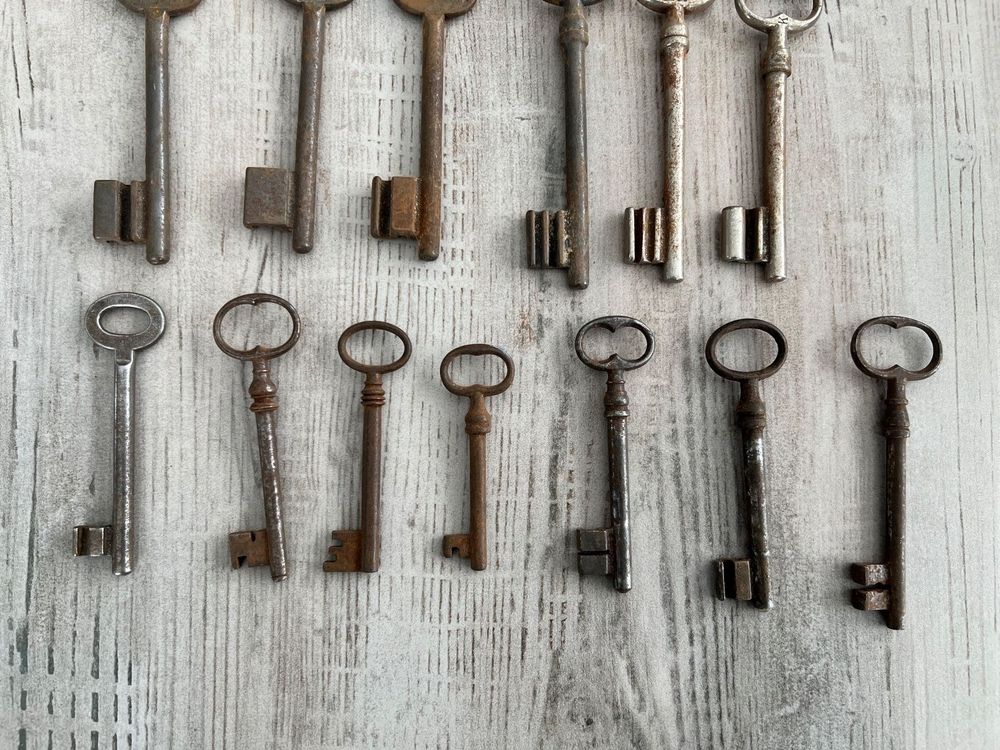 13 antike Vintage Schlüssel für Deko Zwecke