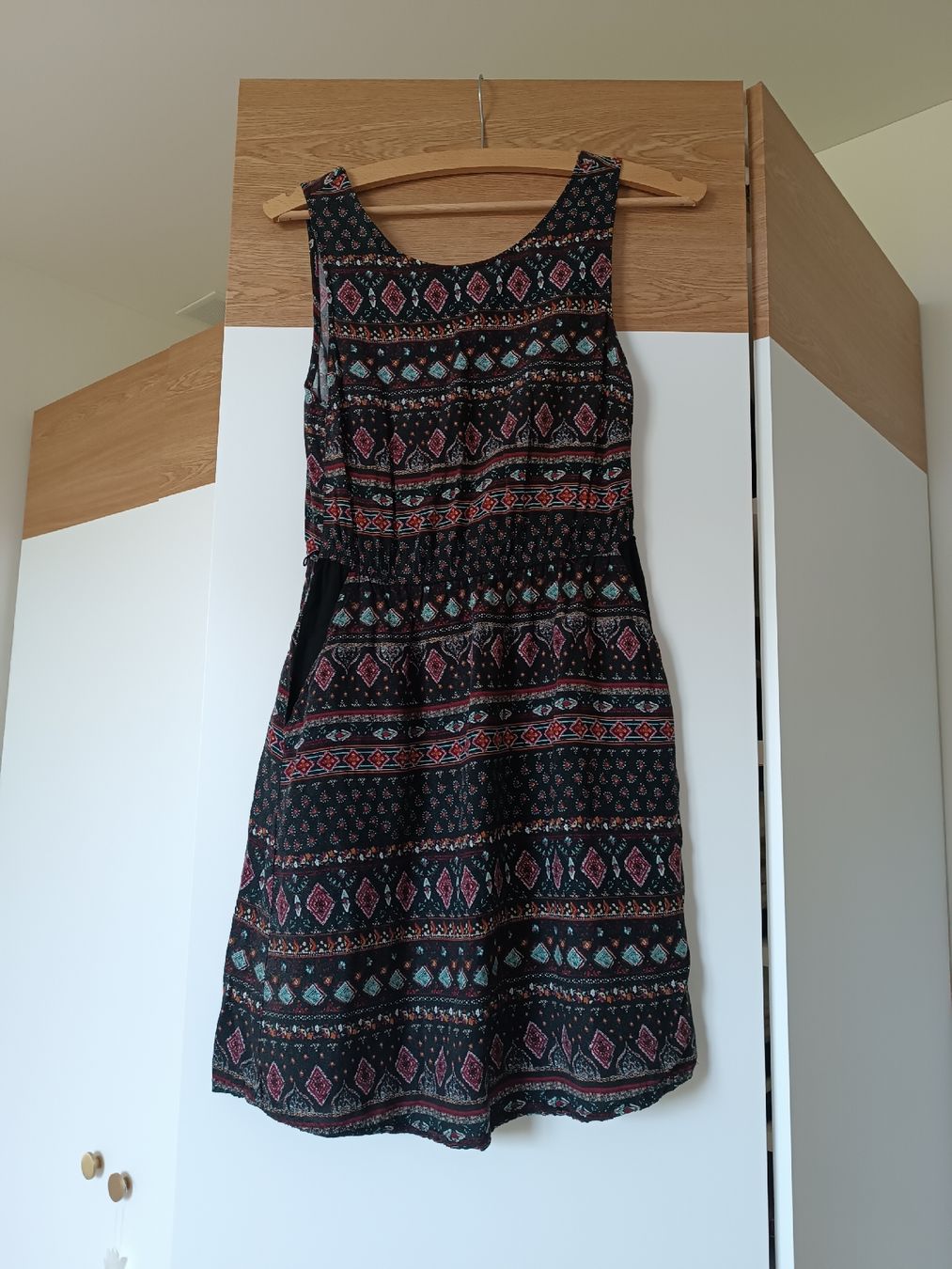 Kleider: Schwarzes Kleid mit rot-blauem Muster, Grösse 36 – Gebraucht aus Luzern von sim_lqq2