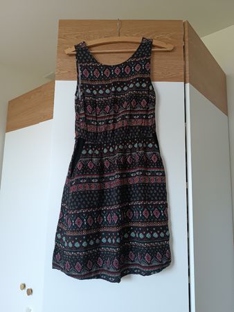Schwarzes Kleid mit rot-blauem Muster, Grösse 36