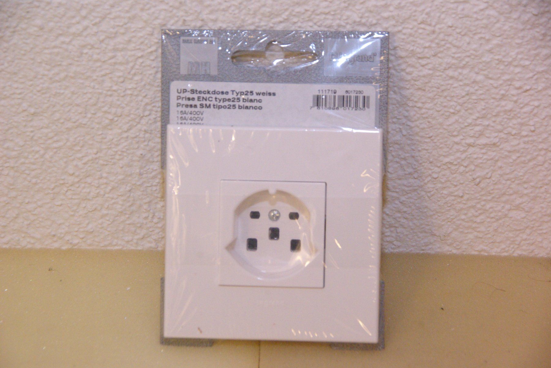 Legrand Spine: Legrand UP-Steckdose Typ 25, weiss – Nuovo e nell'imballaggio originale da Herisau venduto da Cevianer1844