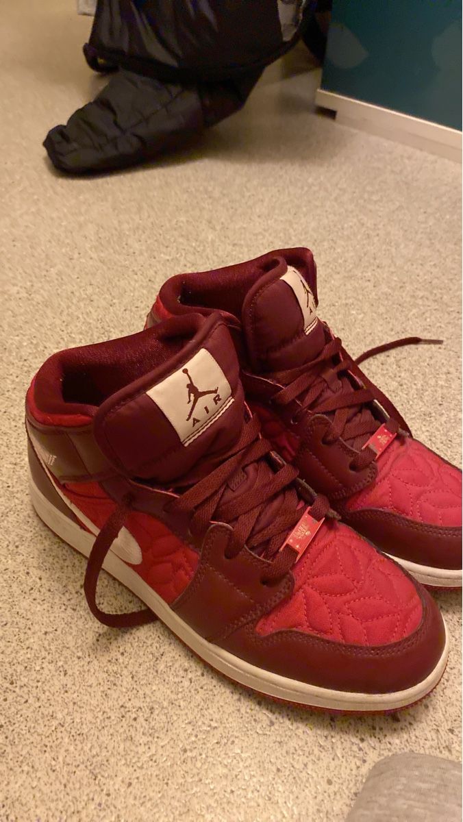 Jordan Scarpe da uomo: Air Jordan 1 mid bordeaux taille 40 – Usato da Lausanne venduto da LorenaOrtega
