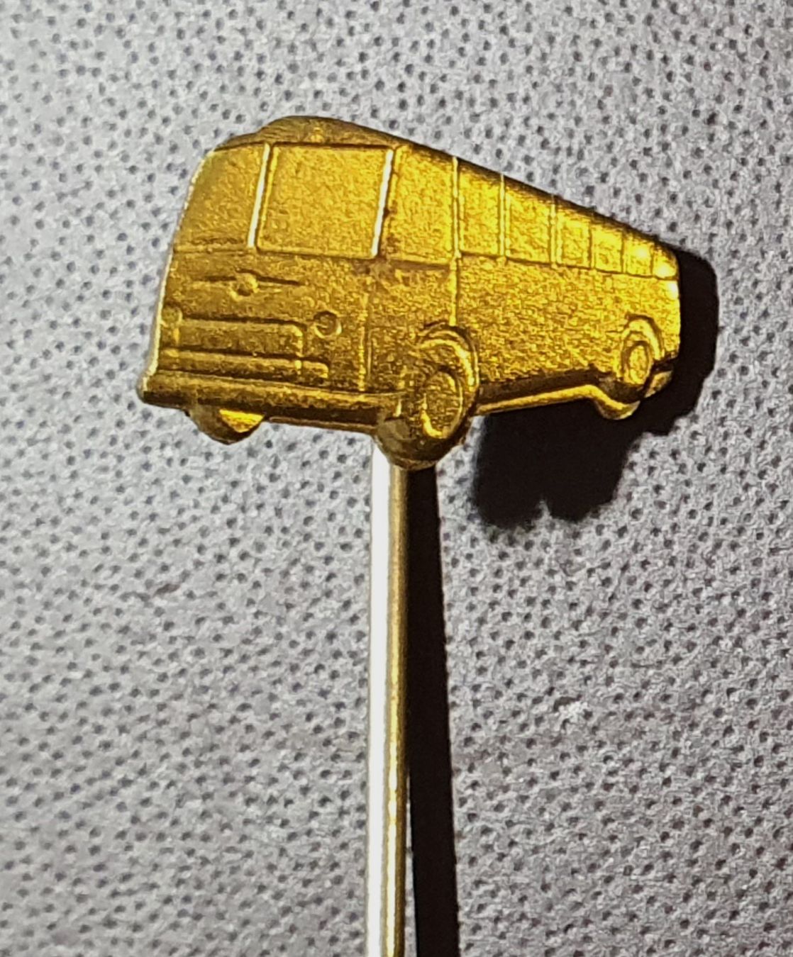 Spille & Fermagli: R401 - Alte Anstecknadel goldiger Bus Postauto FBW – Usato da Reinach BL venduto da Boston-Verkauf