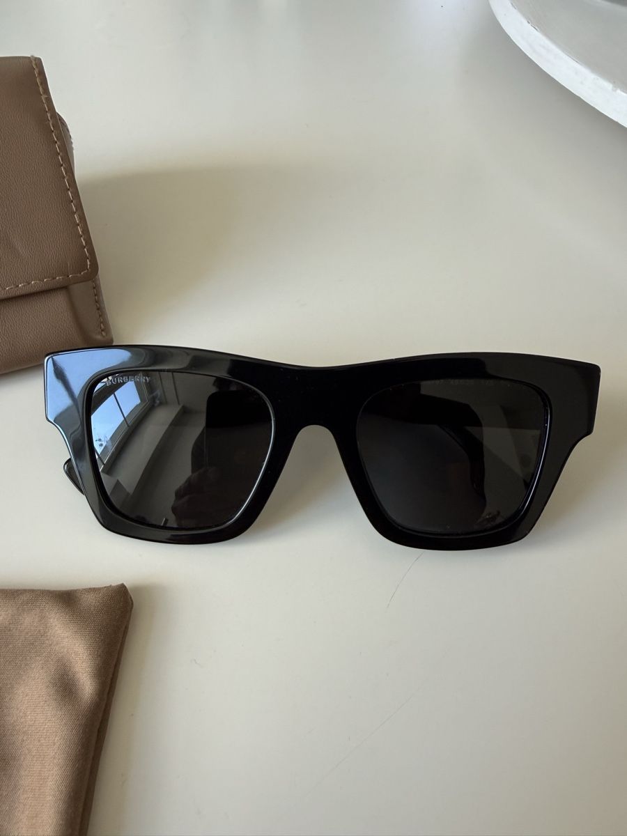 Burberry Occhiali & Lenti: Burberry black sunglasses - NEW – Nuovo e nell'imballaggio originale da Zürich venduto da sunnykickz