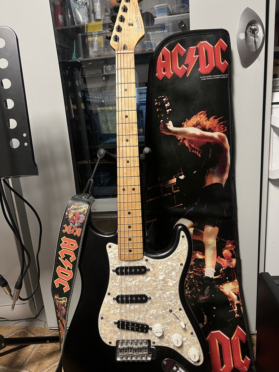 Fender Strumenti musicali: E-Gitarre mit Verstärker, Tasche und Ständer – Usato da Walenstadt venduto da Waxfever839 1
