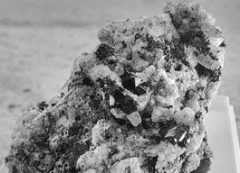 Minaralien: Magnetit - Rutil - Limonit. Rundum auskristallis