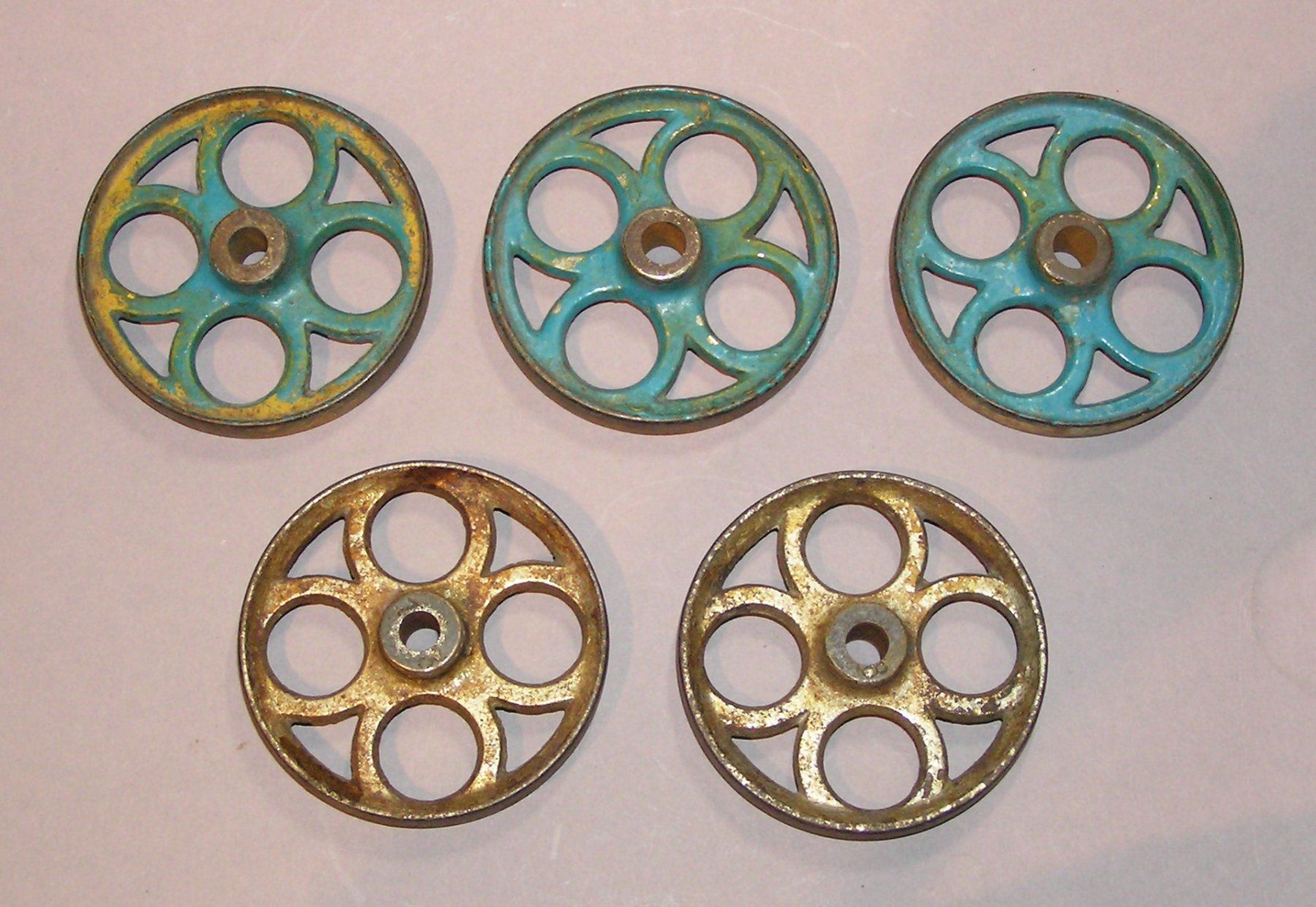 Spielzeuge: 5 ANTIKE SPIELZEUG EISENGUSS RÄDER – Gebraucht aus Grenchen von Antique-hunter