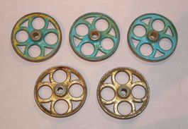5 ANTIKE SPIELZEUG EISENGUSS RÄDER