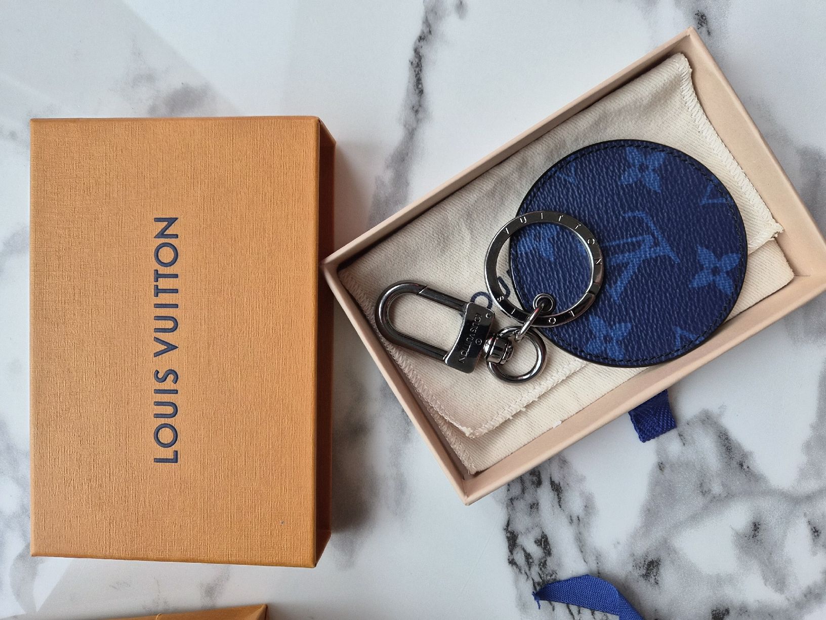 Louis Vuitton Schlüsselanhänger & - bänder: Louis Vuitton Monogram Round Keychain new! – Neu und originalverpackt aus Immensee von jan_9rzs 7