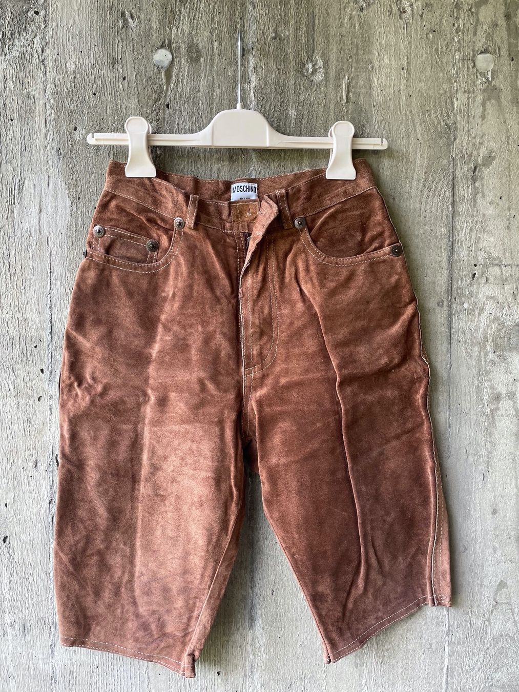 Moschino Hosen: Pantalon cour en cuir Moschino – Gebraucht aus Martigny von Lea_lucci