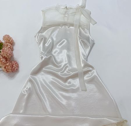 Elegantes Satin-Midikleid mit Blumenapplikationen (38-42)