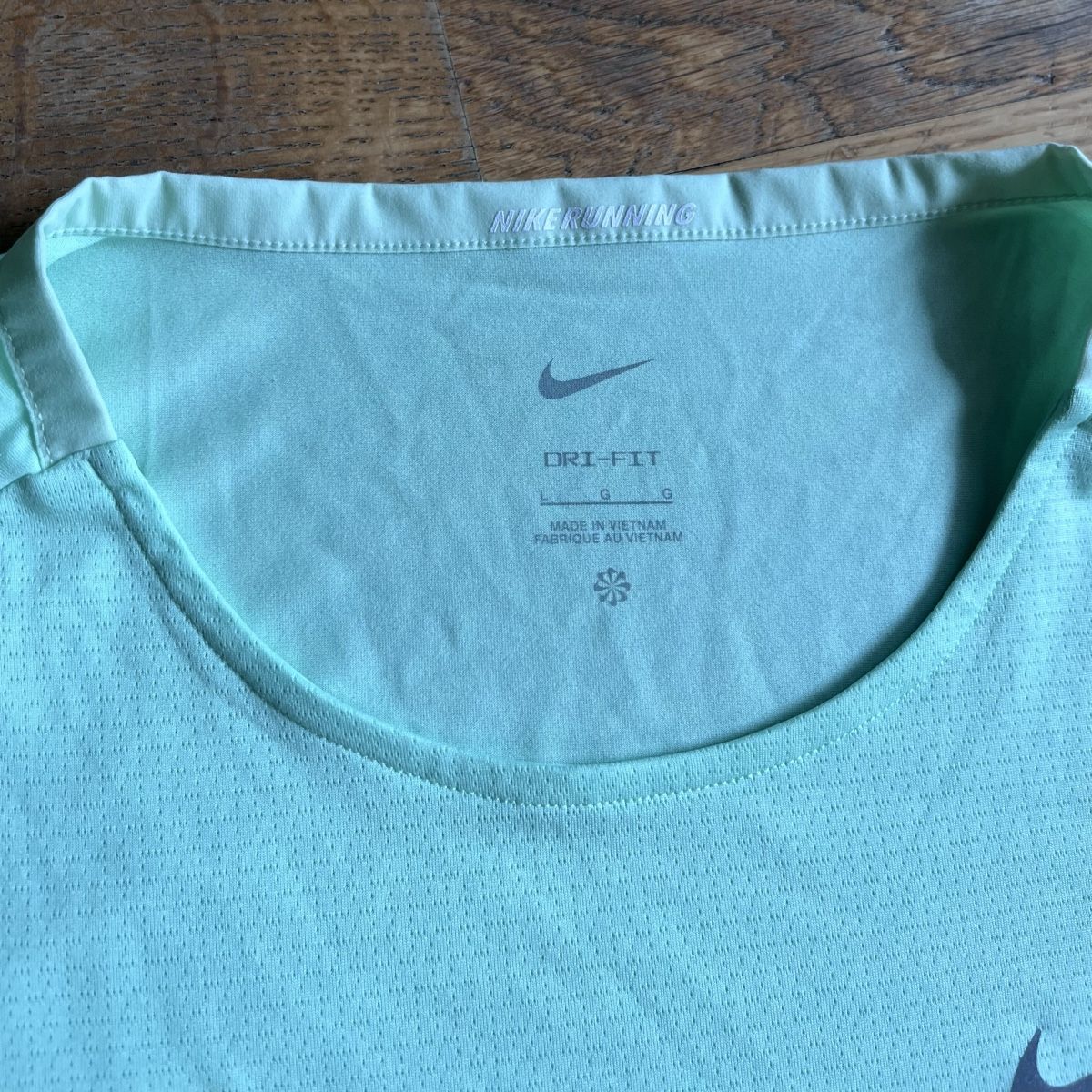 Nike T-Shirts: Funktionsshirt in Hellgrün Nike – Gebraucht aus Wetzikon ZH von chr_6qf7 1