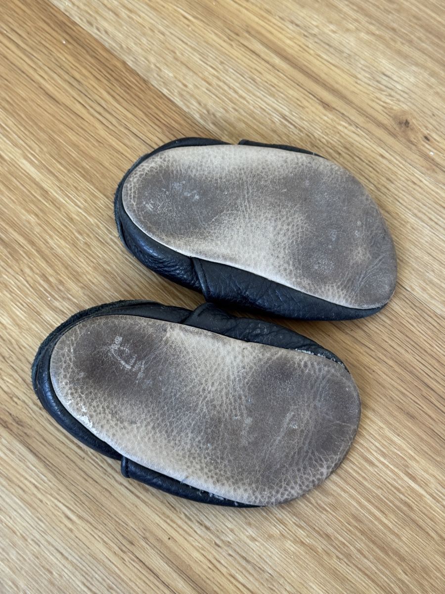 Scarpe per ragazzi: Zwei Paar Lederschläppli – Usato da Basel venduto da spassbremse 1