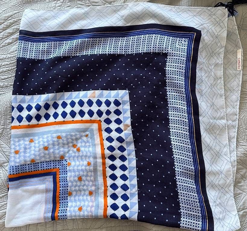 Foulard & Sciarpe: Camaieu Schal mit geometrischem Muster – Usato da Ehrendingen venduto da ErikaKrisztina 1