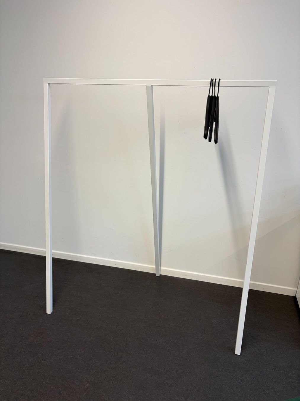 Guardaroba: HAY - Loop Stand Garderobe / Kleiderstange (gross) – Usato da Zürich venduto da akinahealth