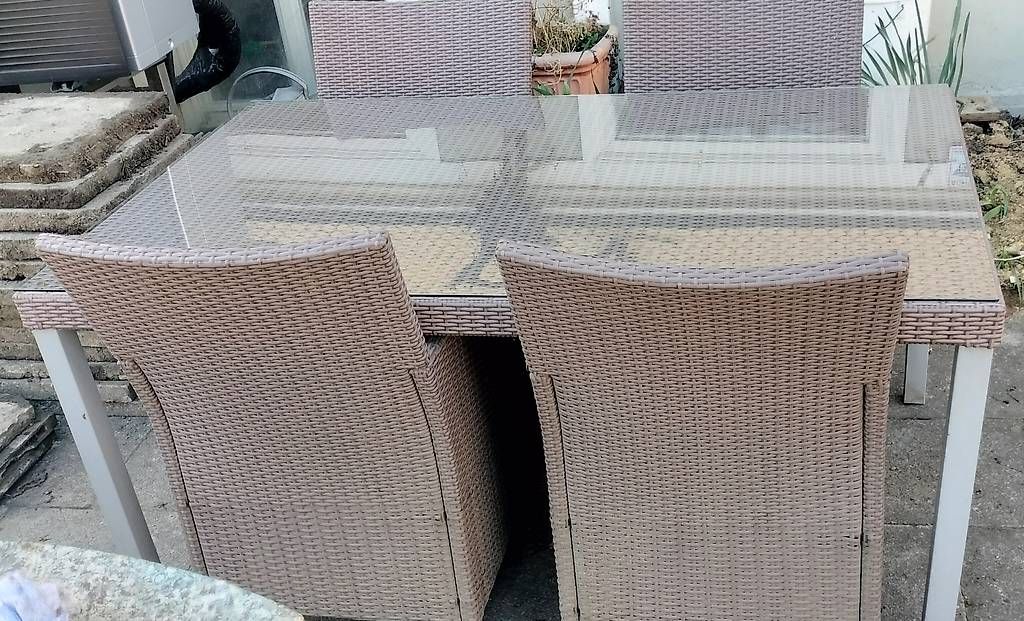 Set di tavolo e panche: Schöner Rattan Tisch mit 4 Stühlen – Usato da Herisau venduto da lindauerli 2