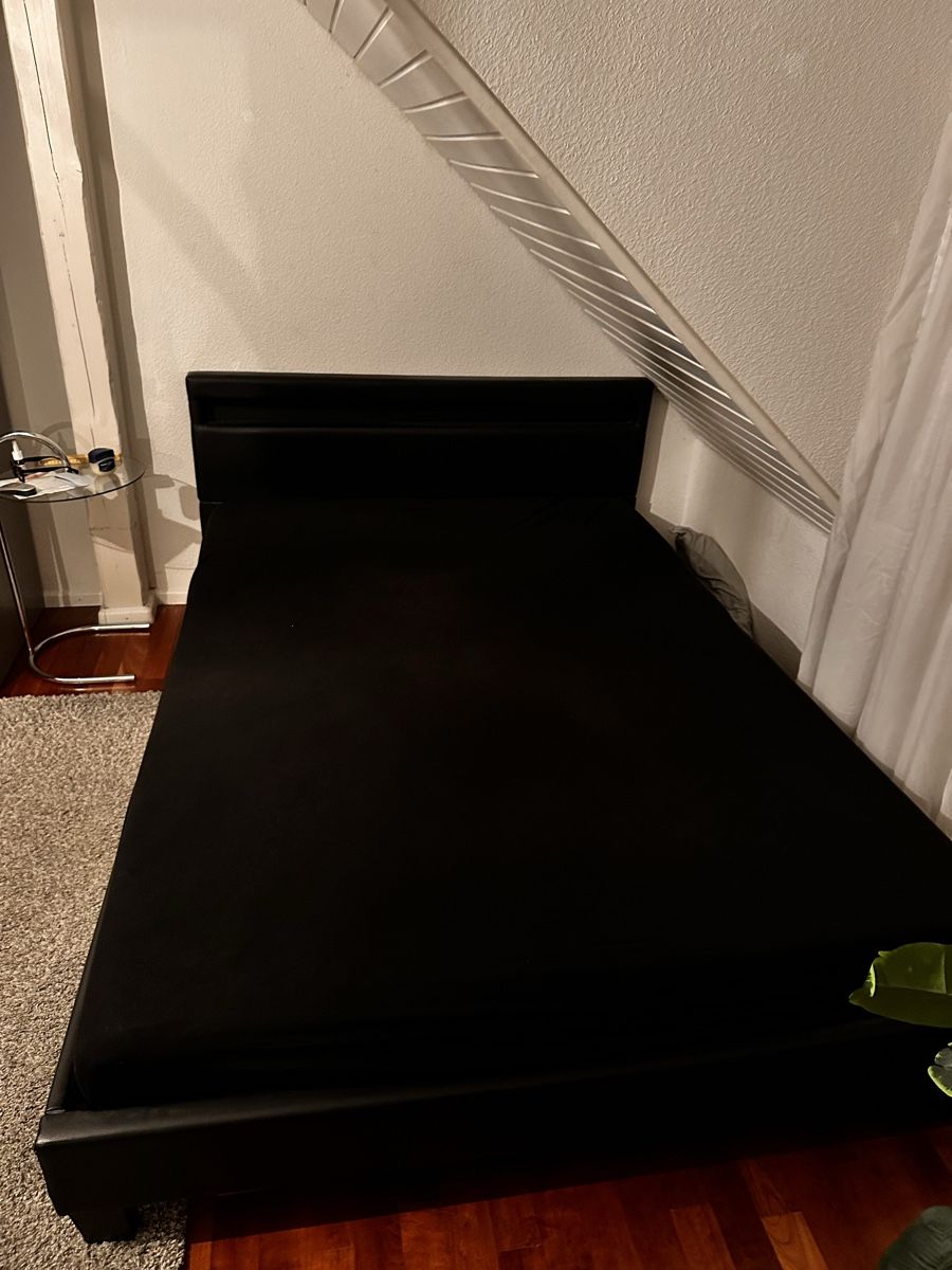 Letti: Bett Doppelbett schwarz Kunstleder – Usato da Flüh venduto da jul_7jnz 1