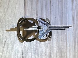 Geometrische BROSCHE mit Zirkonia-Stein / Metall / silbrig