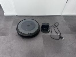 Saugroboter iRobot Roomba i5 mit Ladestation