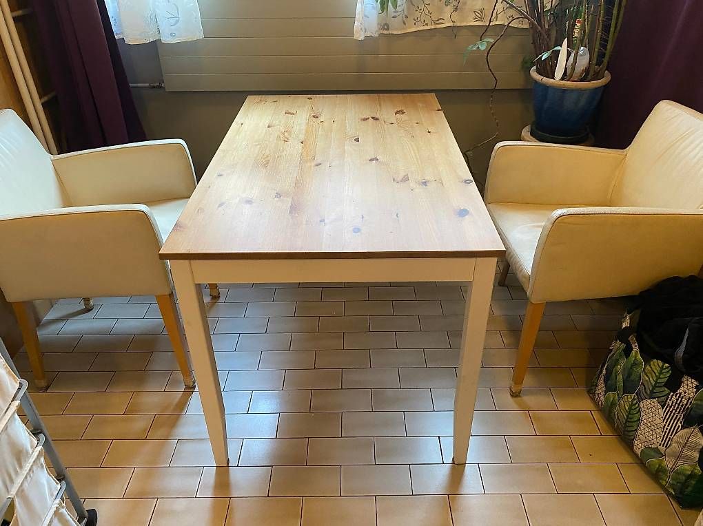 Tischset: Table en bois et chaise en cuir blanc – Gebraucht aus Genève von Circe 1