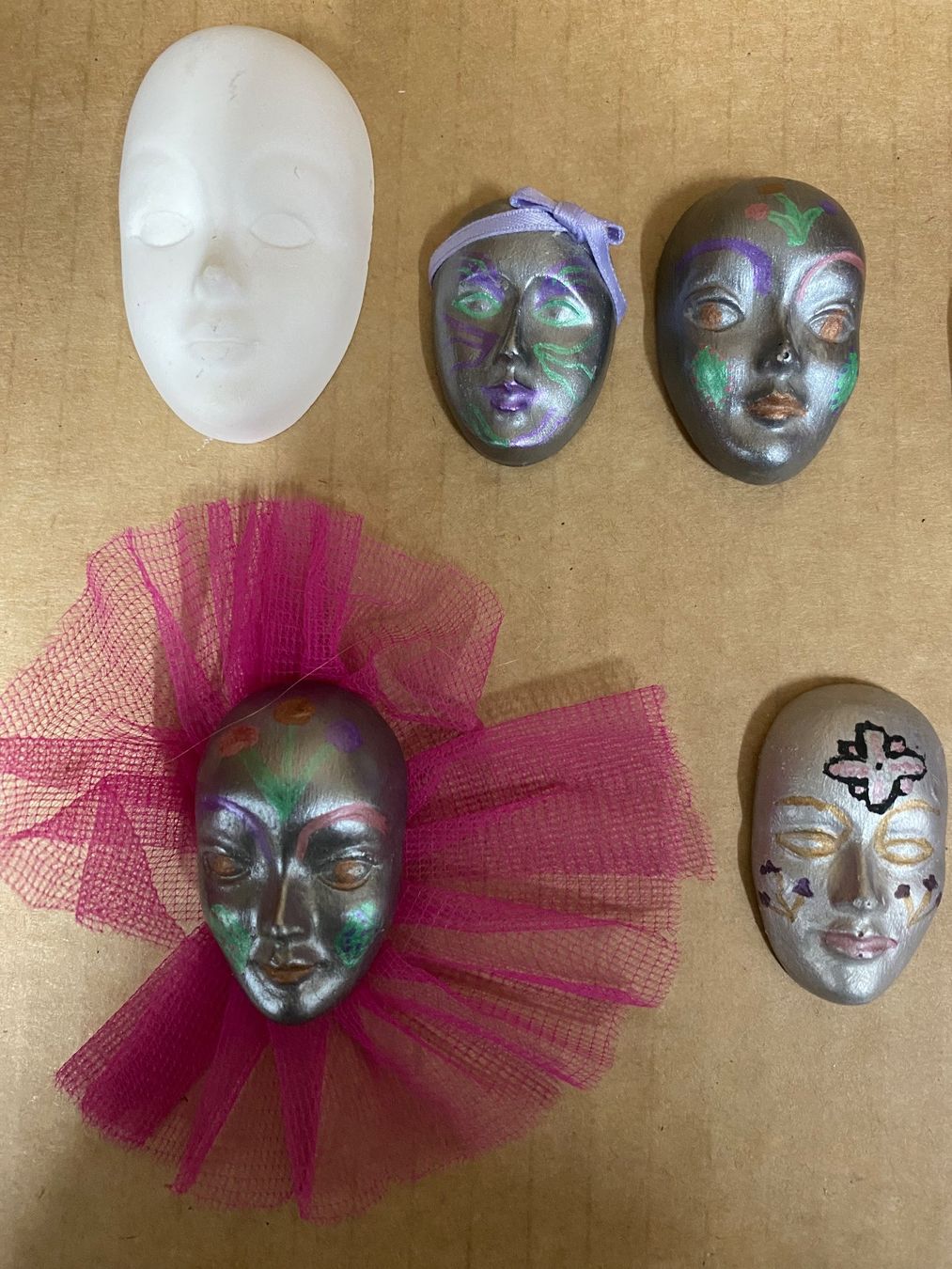 Tutte le decorazioni: Gibs Masken selbstbemalt – Usato da Eschlikon TG venduto da ArtRec 1