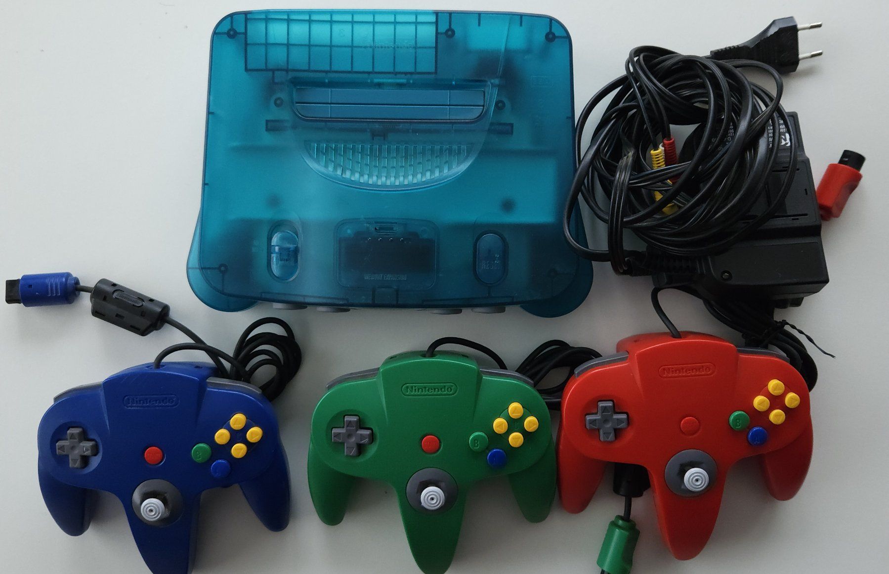 Nintendo Console: Konsole Nintendo 64 Ice Blue Funtastic + 3 Controllers – Usato da Autigny venduto da zel_gvl5