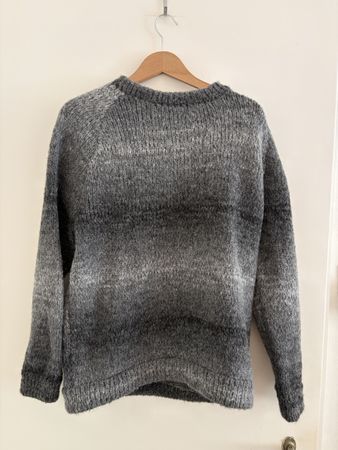 Pullover grey size M gradient knit good condition