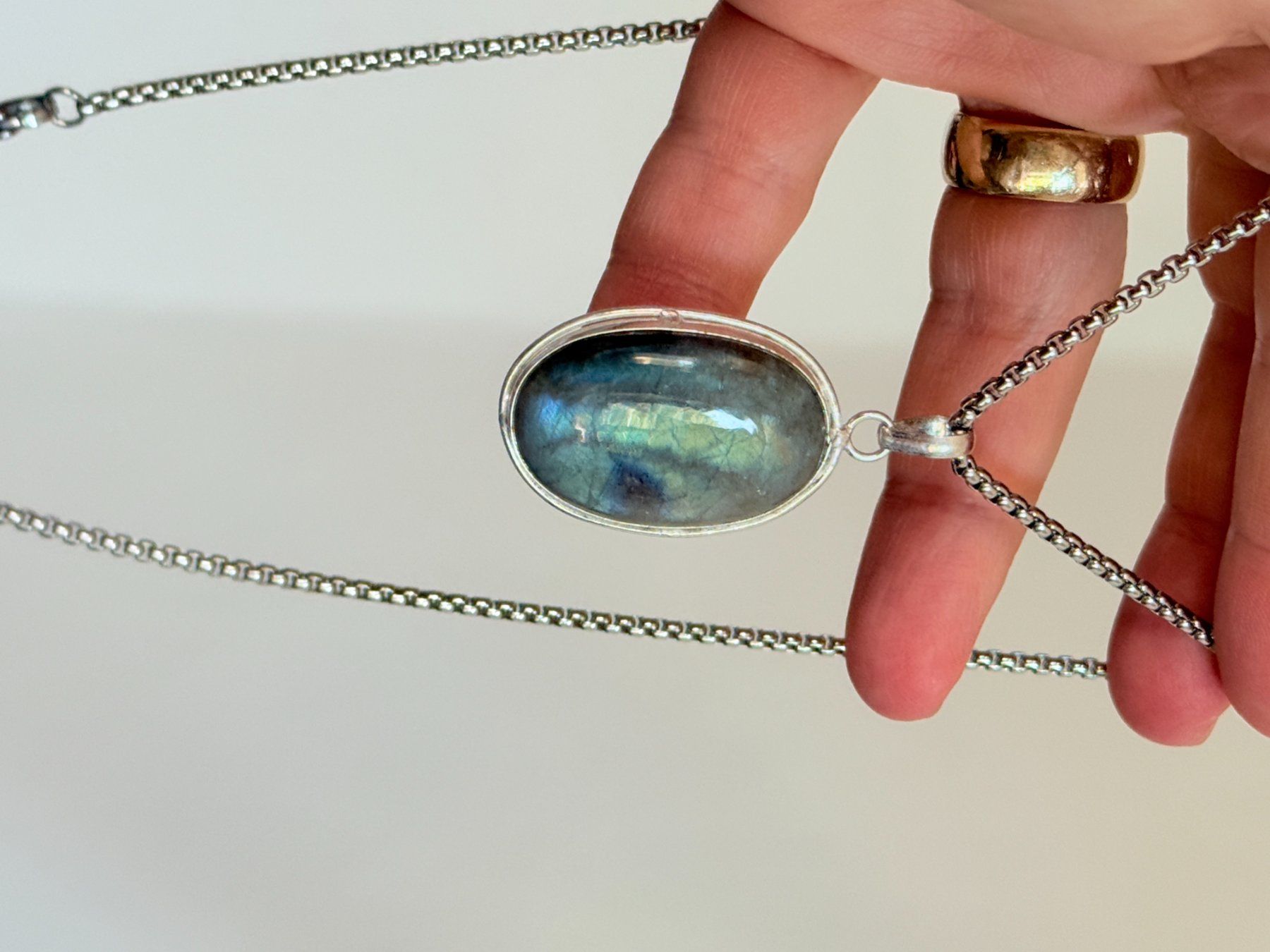 Ketten: Collier vintage avec pendentif pierre Labradorite – Neu und originalverpackt aus Genève von AWWA 2