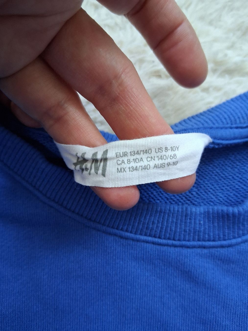 H&M Maglioni & Felpe: Kinder blau cooles Pulli Gr. 134 mit Dinosaurier-Paillet – Usato da Zürich venduto da Leders 3