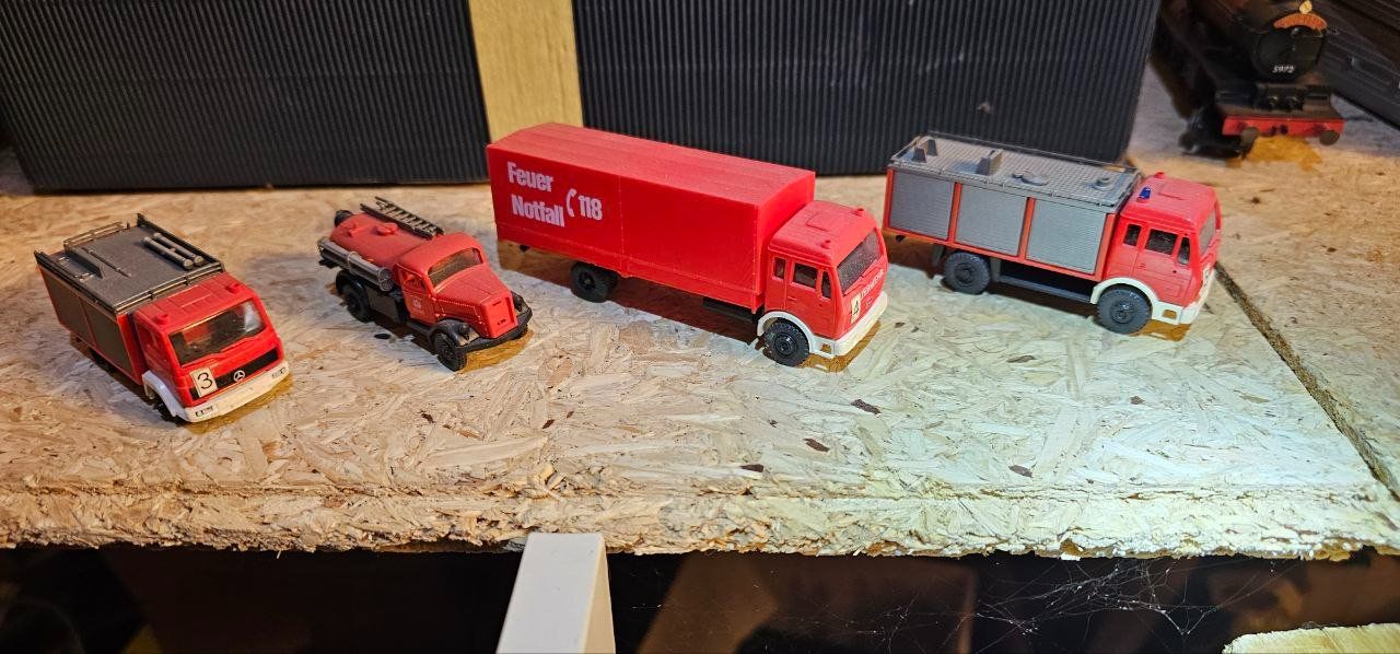 Modellini di ferrovie: 4 Feuerwehrautos 1:87 – Usato da Siblingen venduto da Alpina8 1