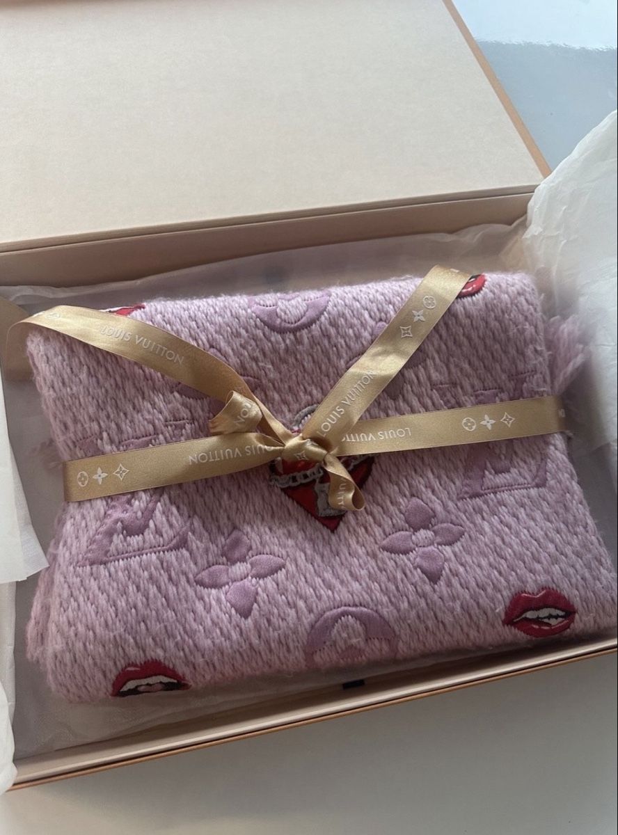 Louis Vuitton Foulards & écharpes: Echarpe originale Louis Vuitton Rose – D'occasion à Aven par Dt82