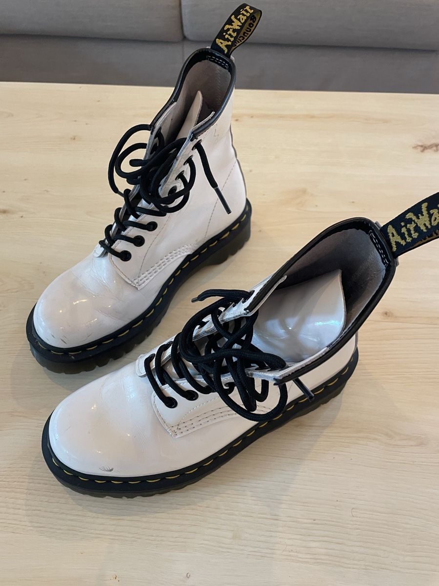 Dr. Martens Scarpe da uomo: weisse Dr. Martens in Lack-Optik – Usato da Bern venduto da joelle.fuchs