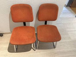     4 orange Stühle mit Gebrauchsspuren 