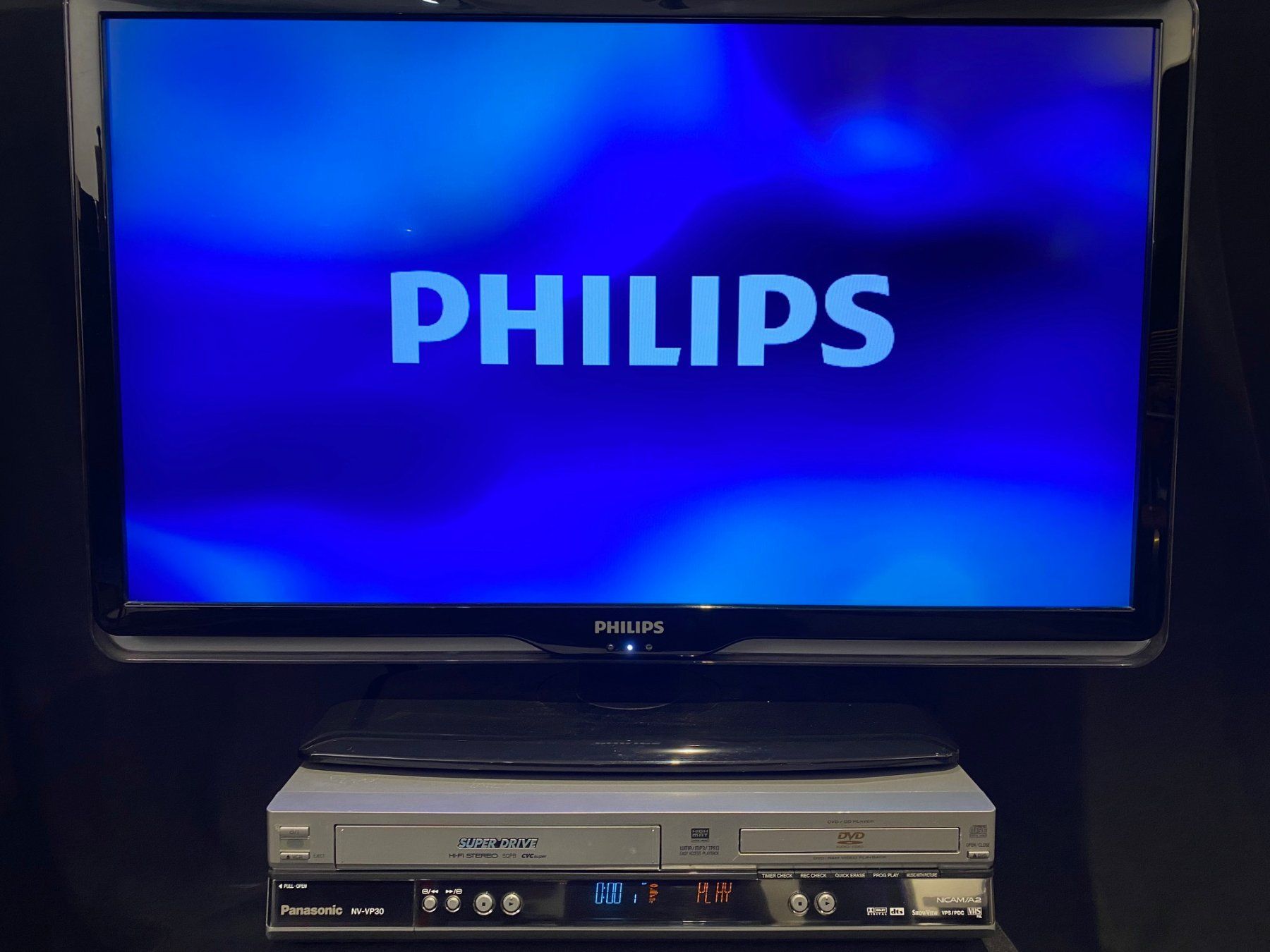 Panasonic Lecteur multimedia & Streamer: Philips TV mit DVD Video Kombi – Neuf (Voir description) à Würenlingen par Schneiderhifi 1