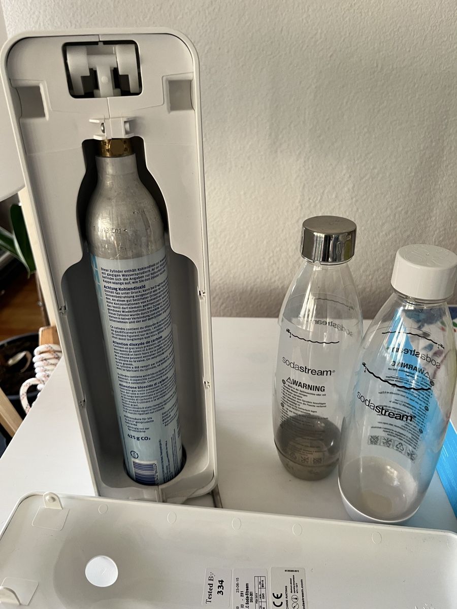 Sodastream Elettrodomestici da cucina: SodaStream Sparkling Water Maker - White, with Bottles! – Usato da Zürich venduto da ginag2684 1