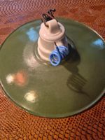 lampe ancienne en métal émaillé vert et montage céramique
