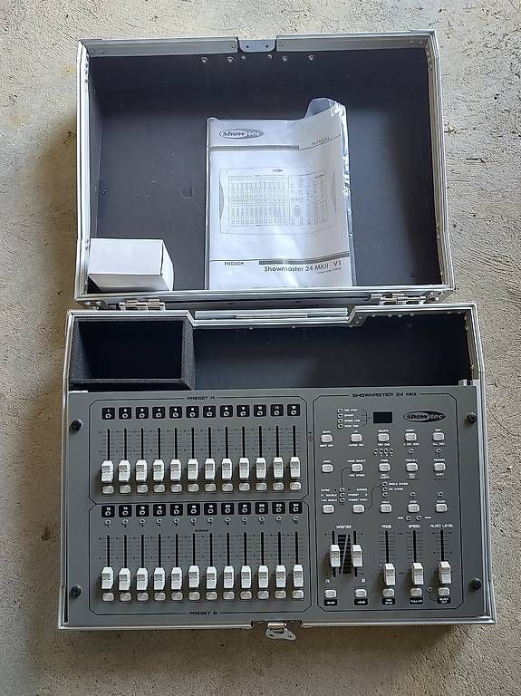 Console di mixaggio: Système d'éclairage complet Show master  – Usato da Meyrin venduto da Suermondt 4