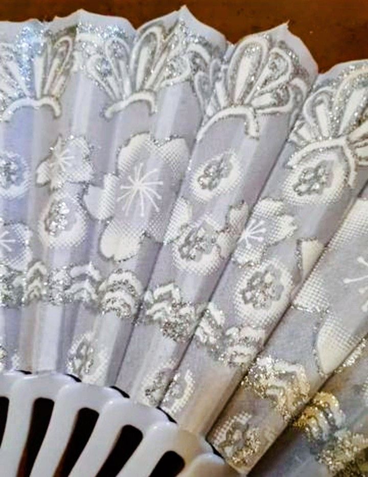 Toutes les décorations: Éventail  – Neuf avec emballage d'origine à Couvet par fat_kyl7 1