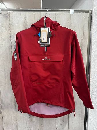Amundsen Sports Peak Anorak Damen  Grösse S  Ruby Red Neu