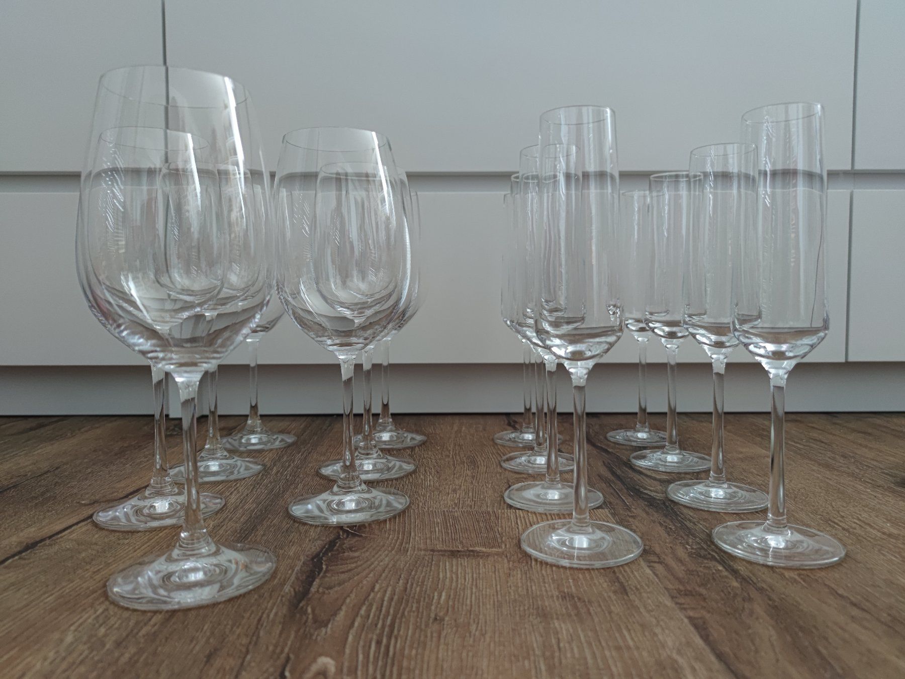 Coop Gläser: 7 Rotwein + 8 Sektgläser / Verres à vin rouge et champagne – Neu (gemäss Beschreibung) aus Fribourg von Elyngwen