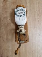 Antike Wand-Kaffeemühle von Pe.De mit Metallkurbel