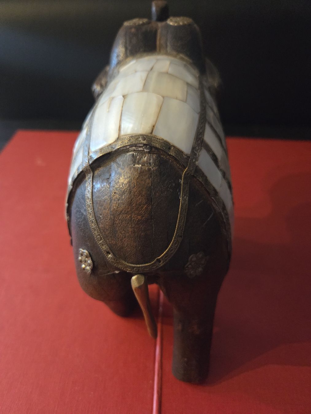 Statuette: Éléphant décoratif en bois et nacre – Usato da Penthalaz venduto da cel_zv7p 2
