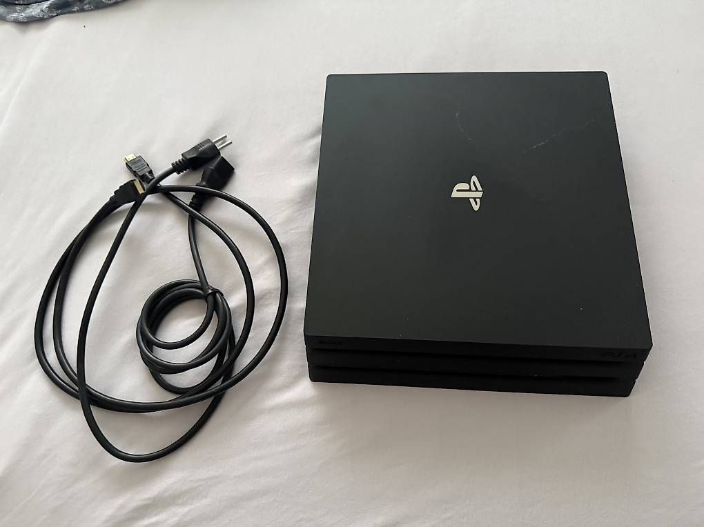 Console: Playstation 4 inkl. 12 Games – Usato da Holziken venduto da Biebel